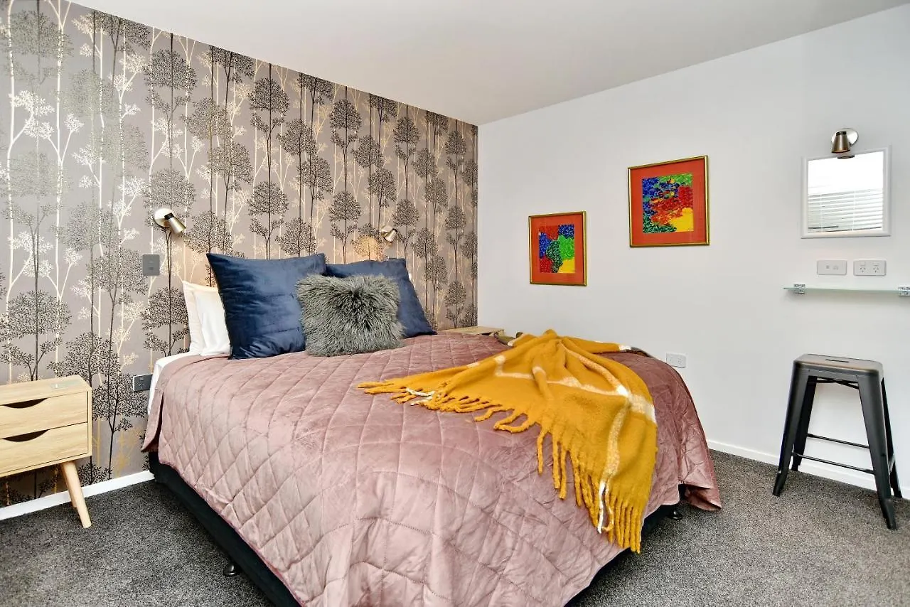 Brockworth Place - Christchurch Holiday Homes 0*,